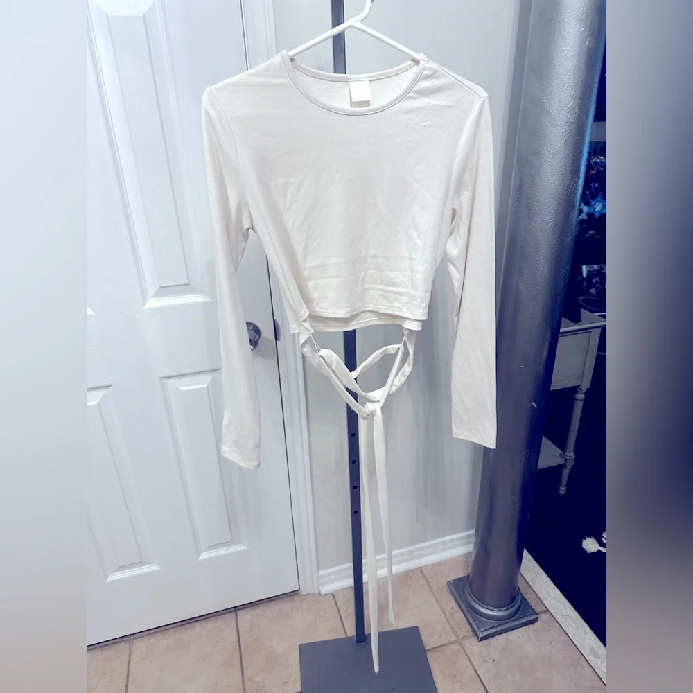 H&M Tie Detail Crop Top size medium - Picture 2 of 4